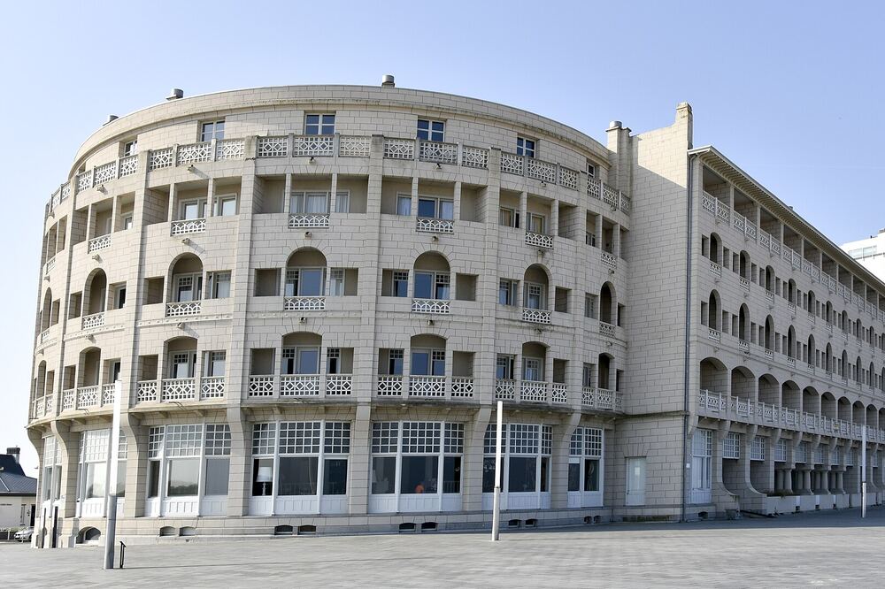 Het ronde art-decogebouw Grand Hôtel Belle Vue aan de zeedijk van Westende