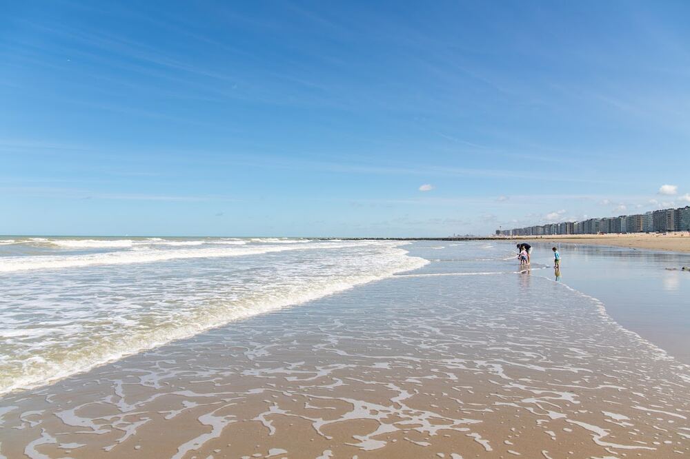 De branding op het brede strand van Westende
